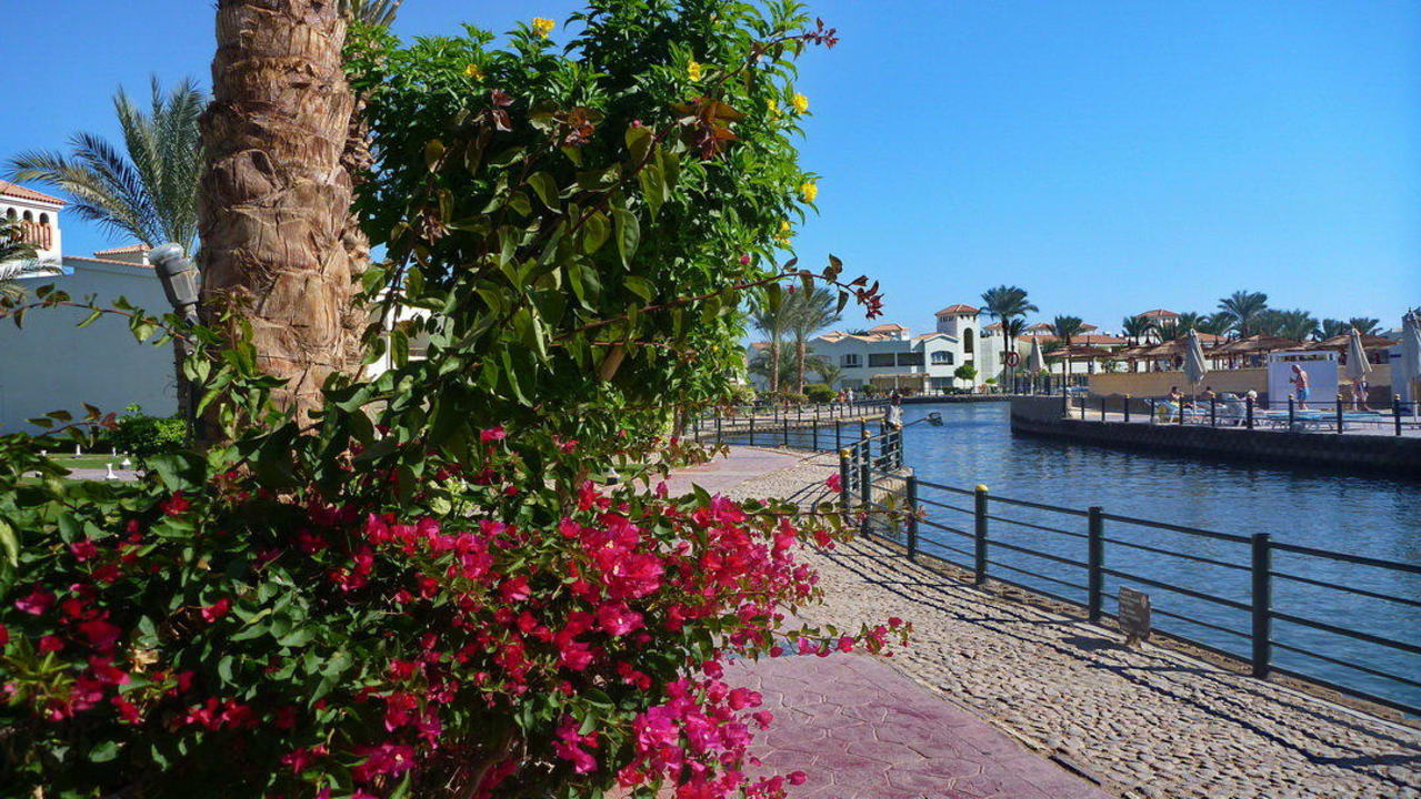 Salzwasserkanal im Garten Pickalbatros Dana Beach Resort - Hurghada