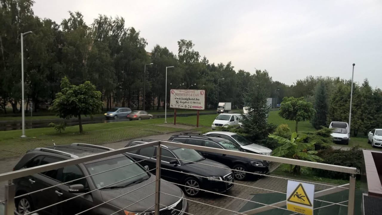 Parkplatz und Strasse König Hotel