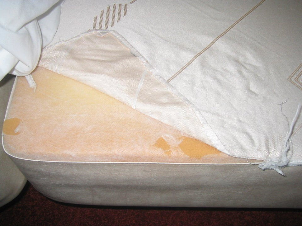 Zerissene Bettmatratze Hotel Green White