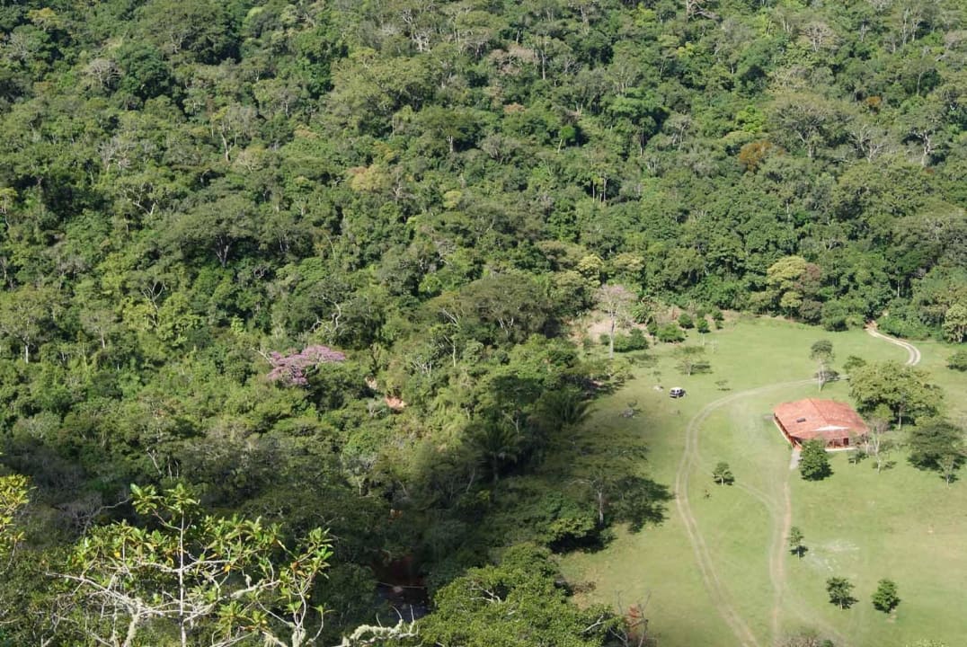 Вид лоджа с окрестных гор Lodge Refugio Los Volcanes