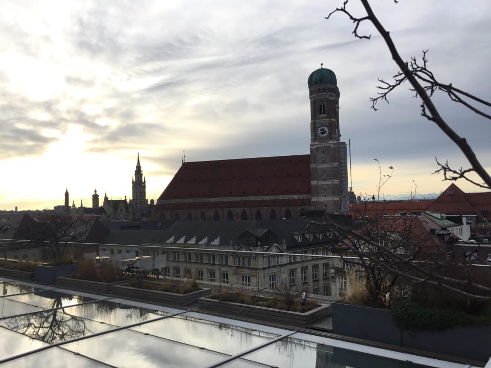 Ausblick auf die Frauenkirche vom Fitnessraum Hotel Bayerischer Hof