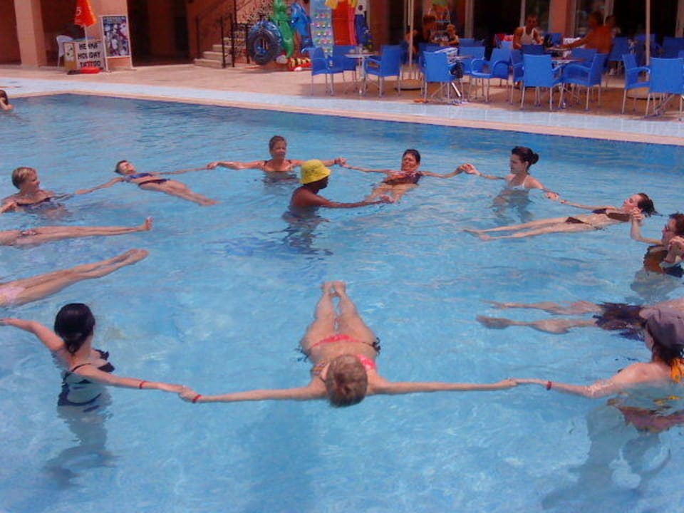 Wassergymnastik mit Animateur Momo Royal Atlantis Beach Hotel