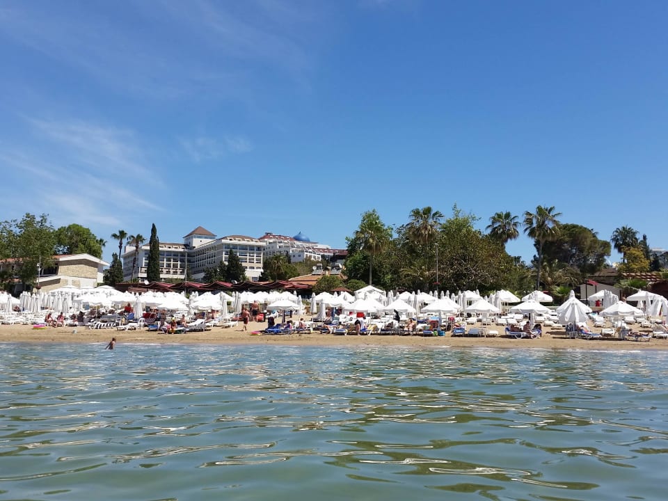 Strand und Hotel vom Wasser aus Hotel Sirma