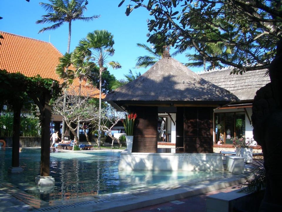 Der Pool zwischen Restaurant, Spa und Shop Puri Santrian