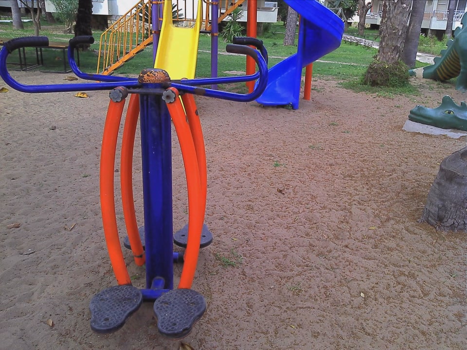 Spielbereich für Kinder - verrostet und vegammelt Hotel Sirma