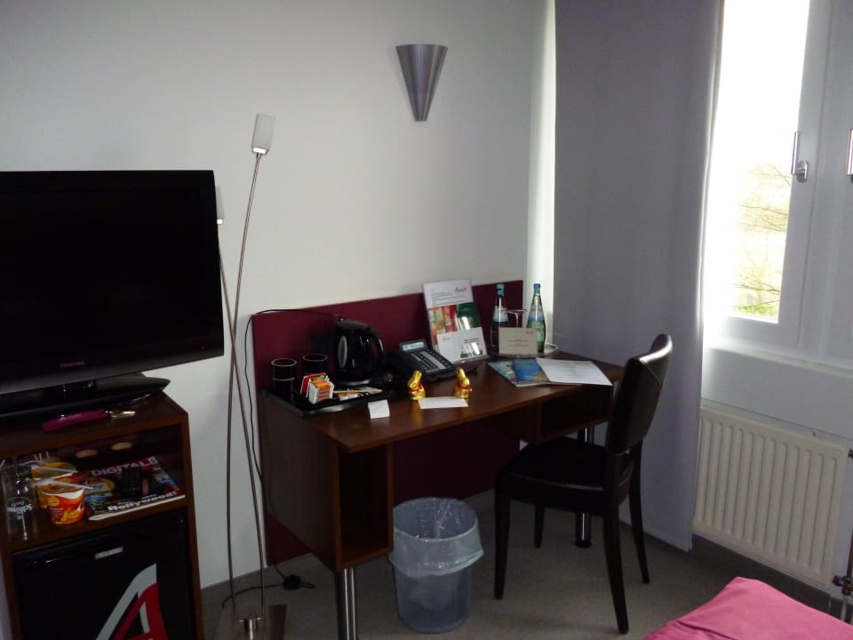 Schreibtisch & 32" Flat Auszeit Hotel Düsseldorf