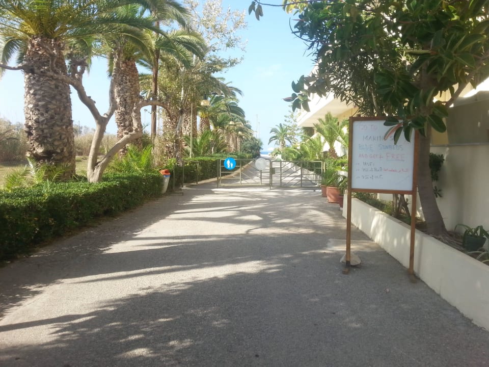 Am Eingang Hotel Marinos Beach