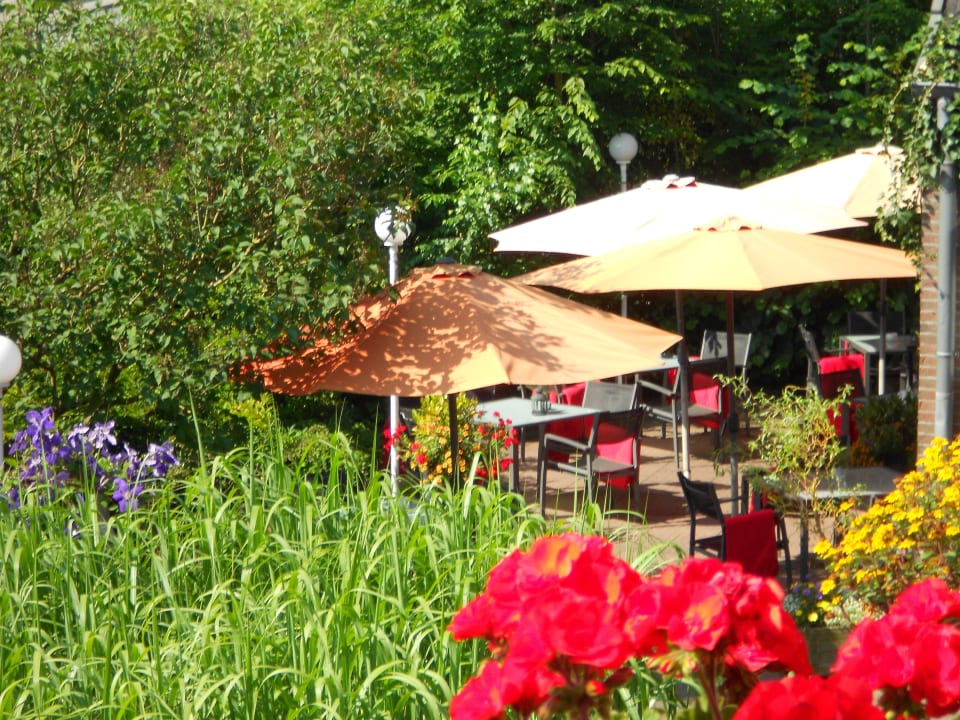 Blick vom Balkon auf die Terrasse Leibers Galerie Hotel