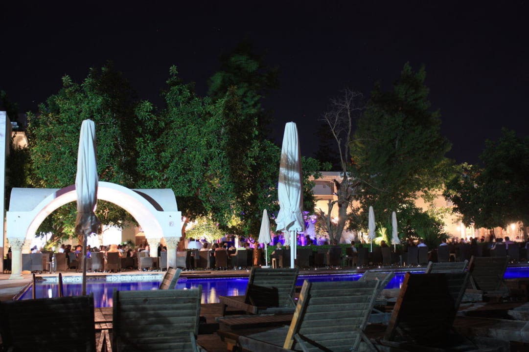 Poolanlage bei Nacht The Orangers Beach Resort and Bungalows