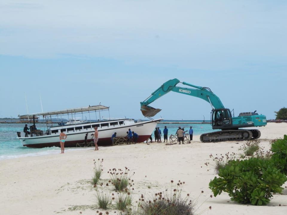 Schiff wird zurück ins Wasser gebracht Kuredu Island Resort & Spa