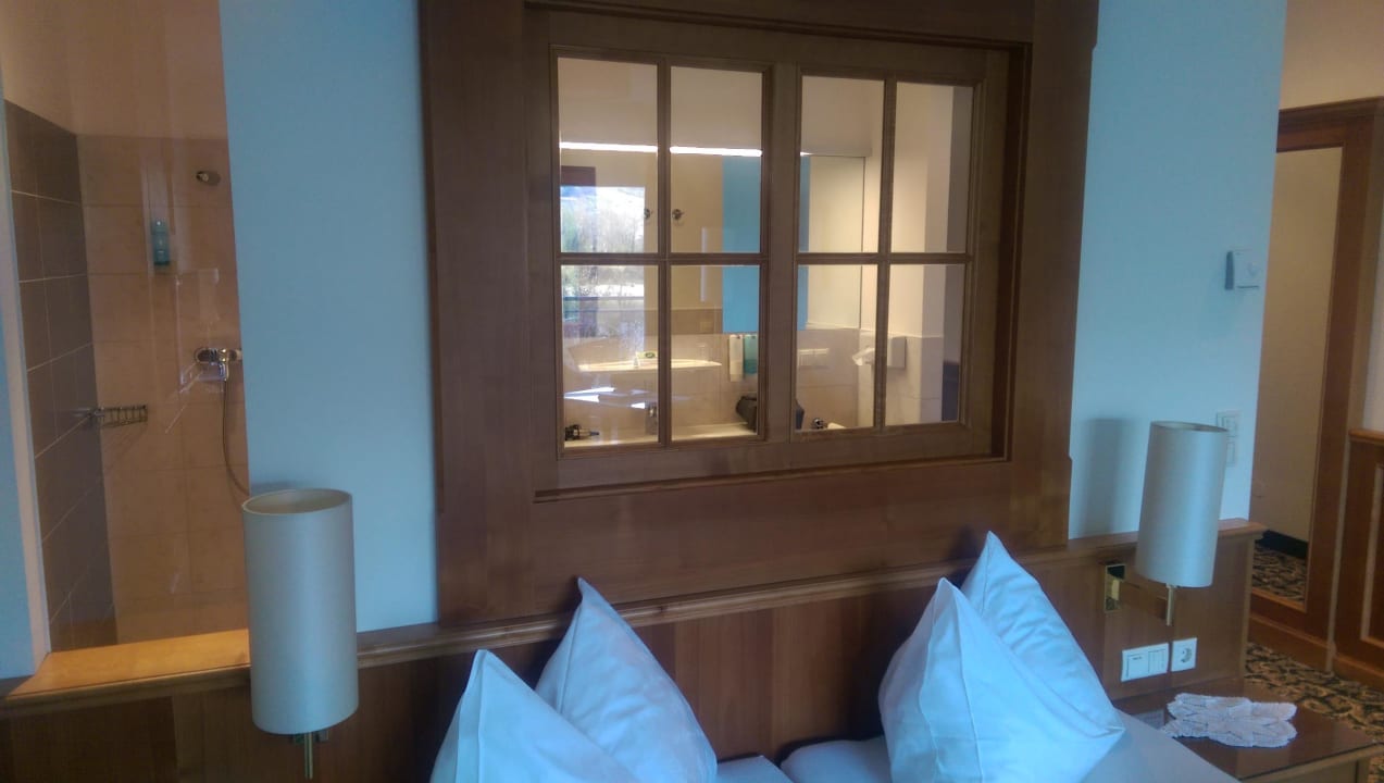 Vom Schlafzimmer ins Badezimmer Gartenhotel Pfeffel