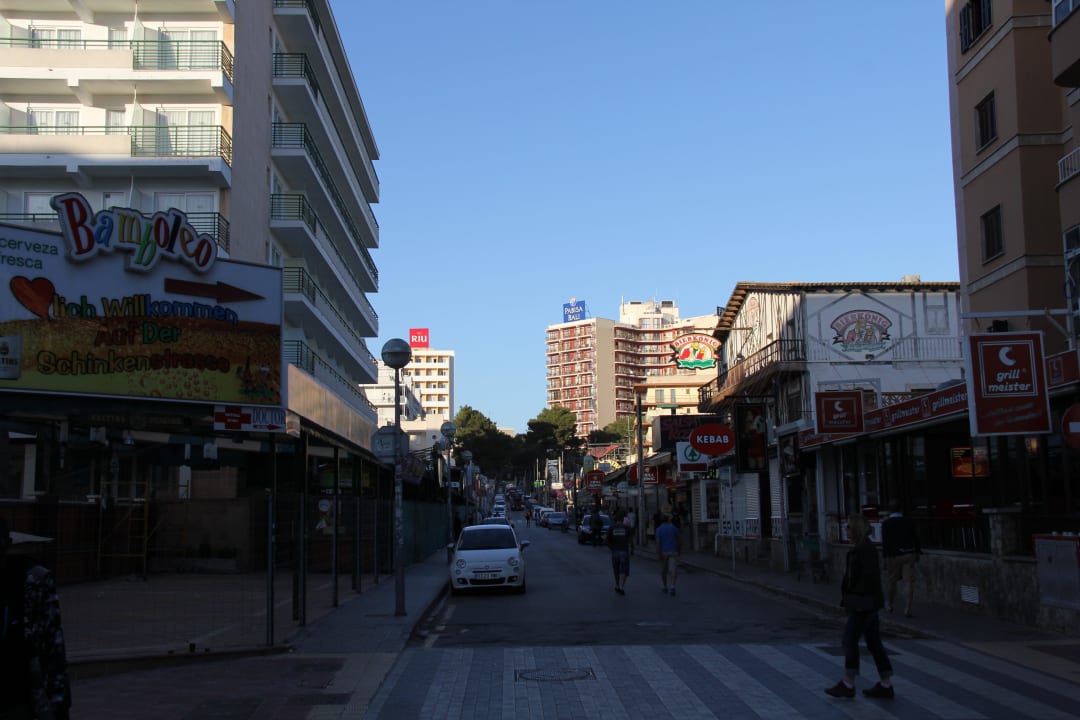 Von der Busshaltestelle aus ganz hinten das Hotel Pabisa Bal Aubamar Bali