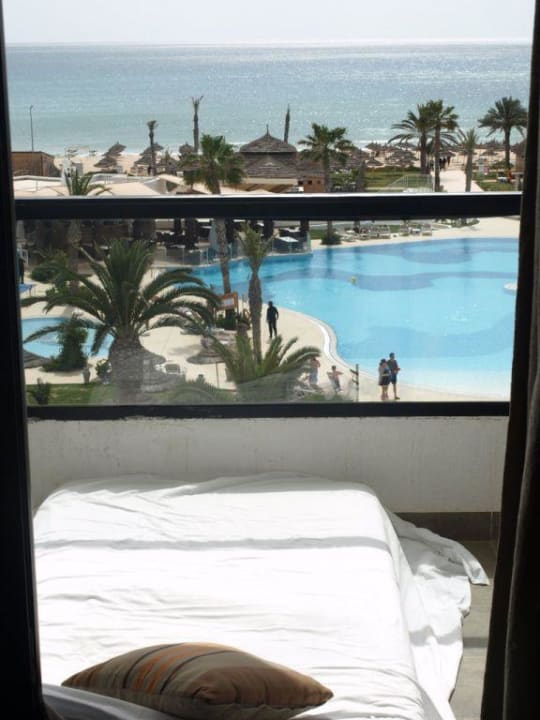 Sonnenbaden bei windigem Wetter Nozha Beach Resort & Spa