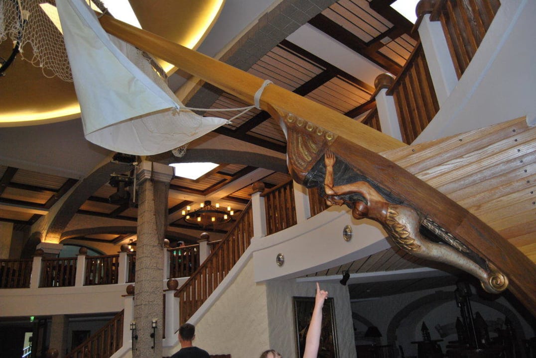 Blick nach oben zu Restaurant Heide Park Abenteuerhotel