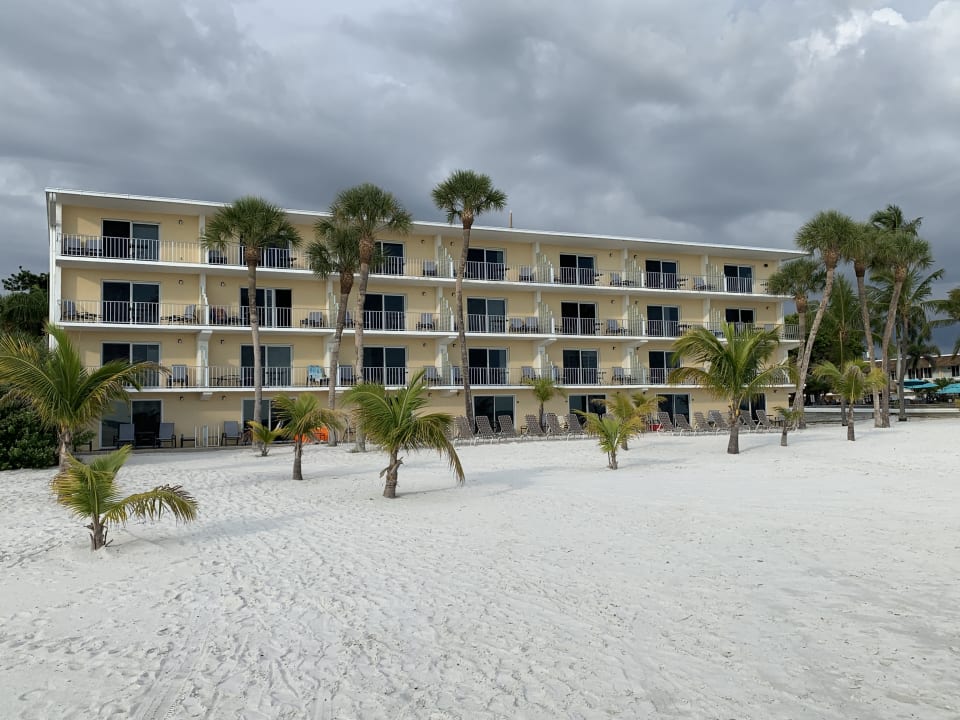 Außenansicht Hotel Outrigger Beach Resort