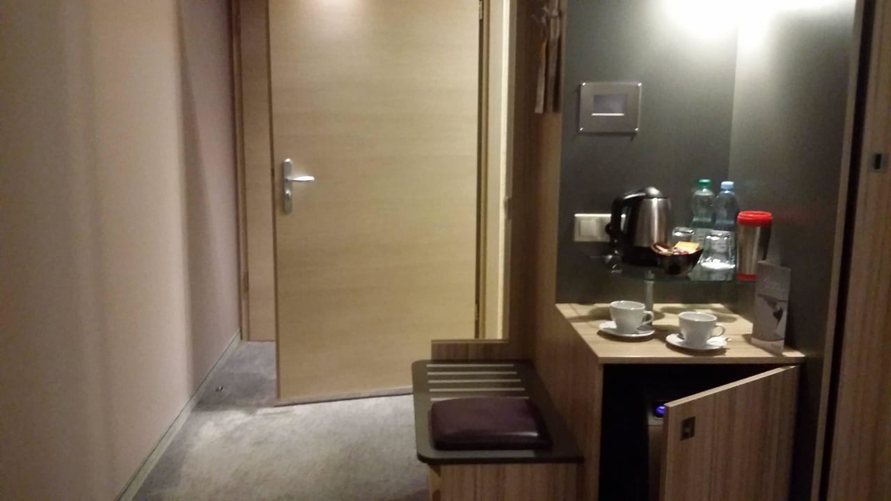 Wejście i czajnik z lodówką  Hotel Galaxy