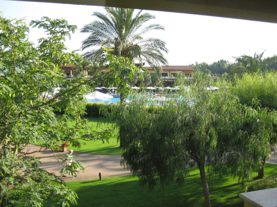 Ausblick vom Balkon zum Pool Falkensteiner Club Funimation Garden Calabria