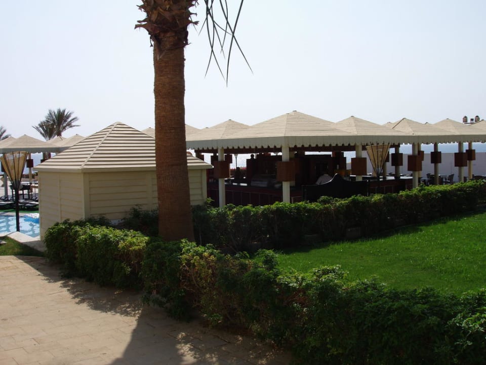 Blick vom Zimmer auf Colombo-Bar und Pool Reef Oasis Beach Resort
