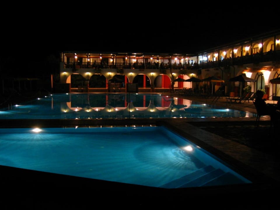 Pool Abends Blue Dolphin Resort Hotel
