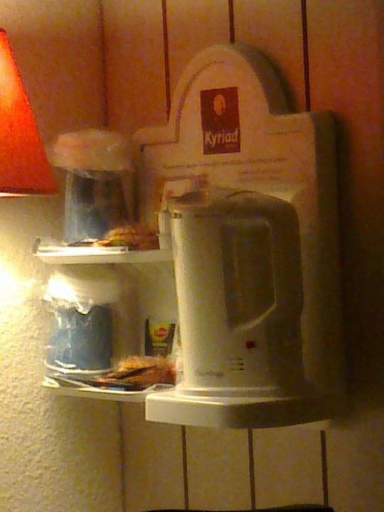 Warme Getränke und Kekse für die Gäste im Zimmer Campanile Val de France