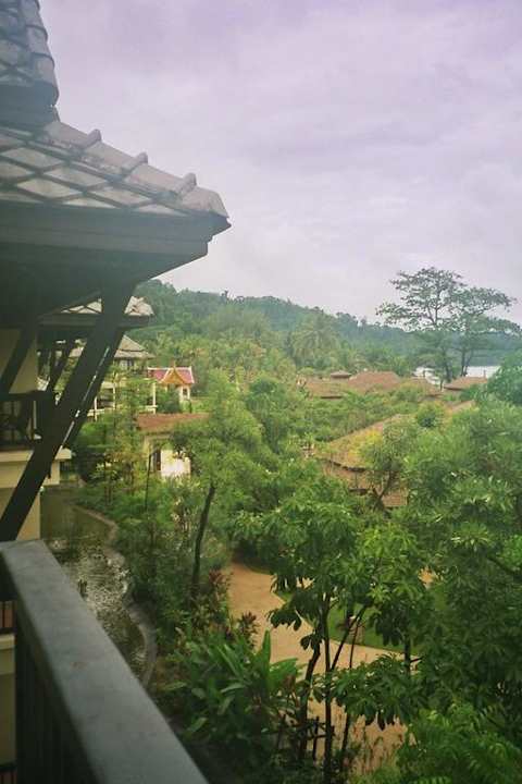 Überall grünt es. Seaview Khao Lak Resort