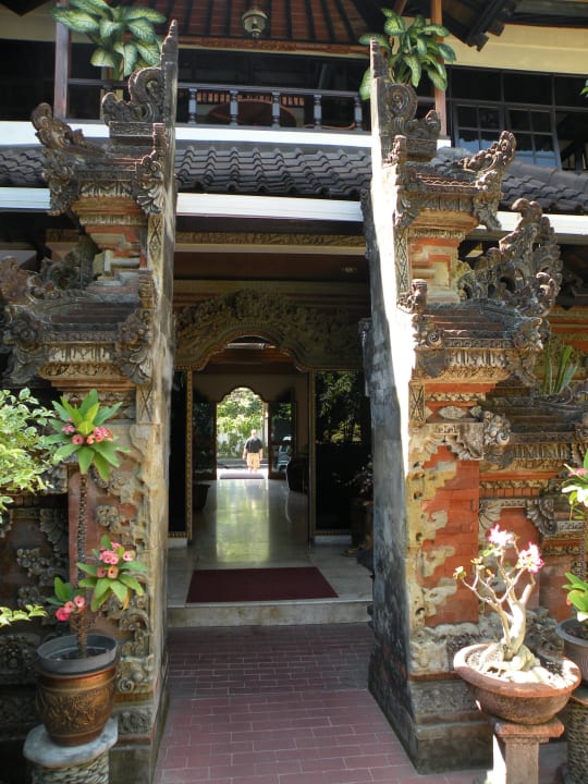 Vom Innenhof zur Lobby Hotel Ari Putri