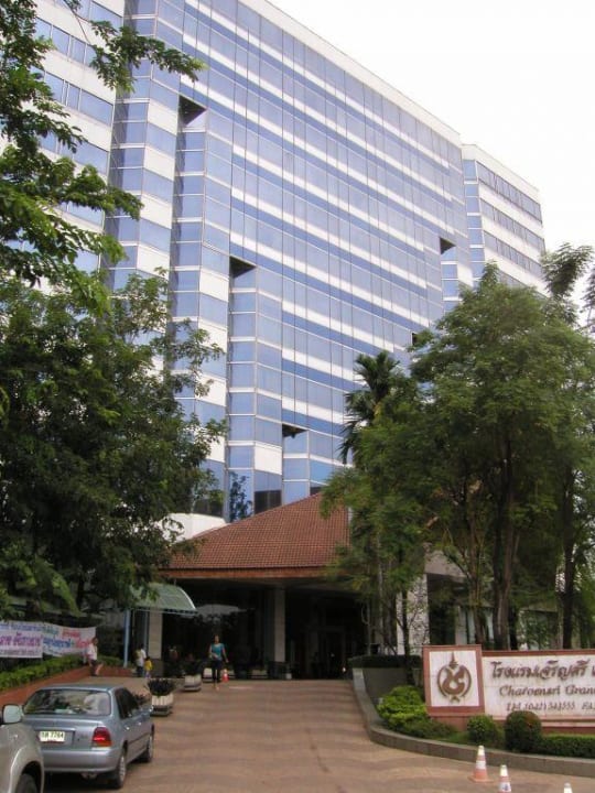 Hoteleinfahrt Charoensri Grand Royal Hotel