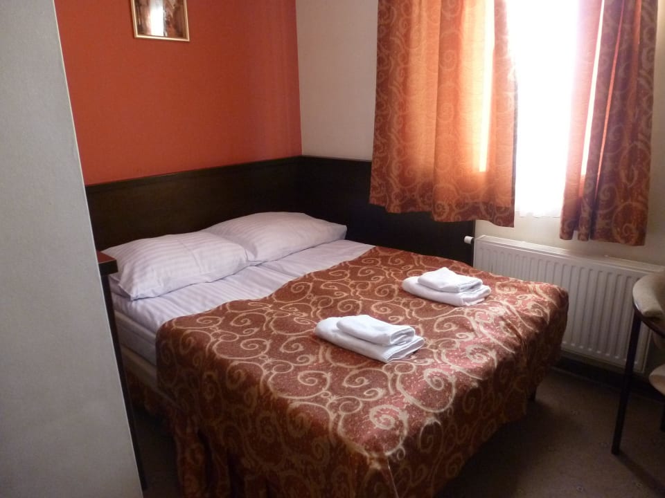Doppelbett! ca 140 breit in Nische gedreht Hotel Fero Express