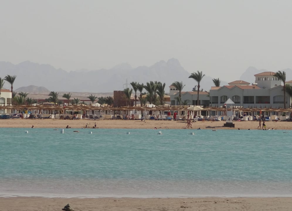 Blick von der Sandbank auf das Hotel Pickalbatros Dana Beach Resort - Hurghada