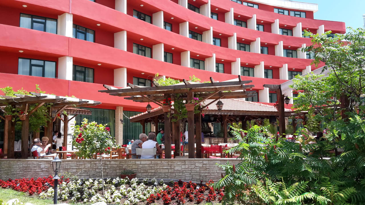 Garten mit seitlicher Ansicht des Hotels Hotel Mena Palace