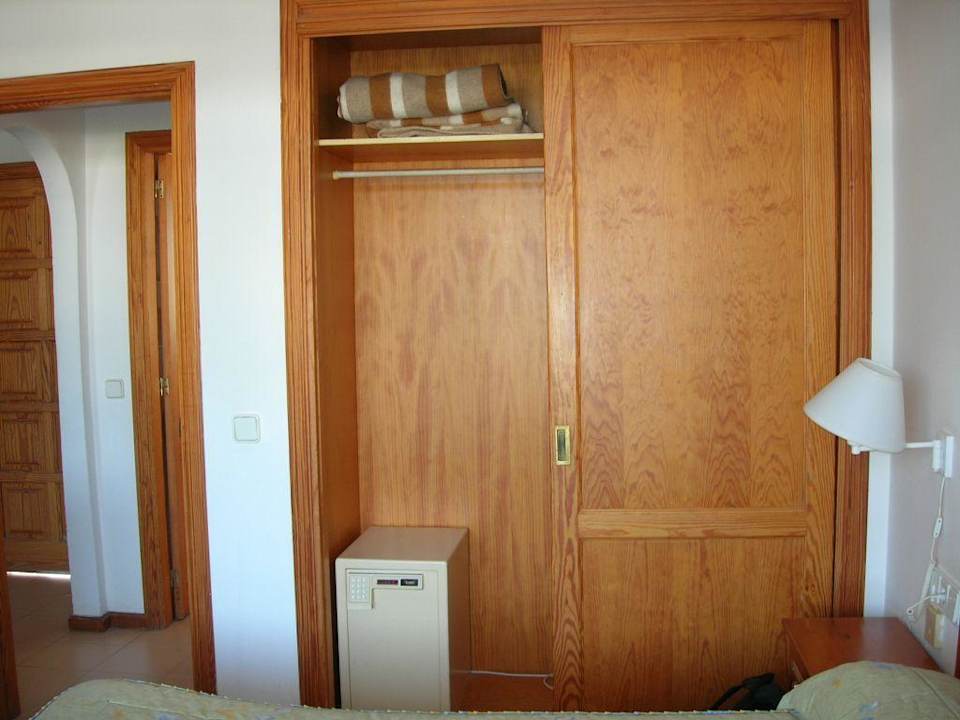 Der Kleiderschrank mit Safe Hotel El Trebol
