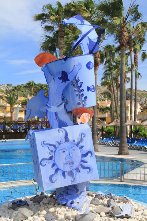 Kunst am Pool Royal Son Bou Family Club