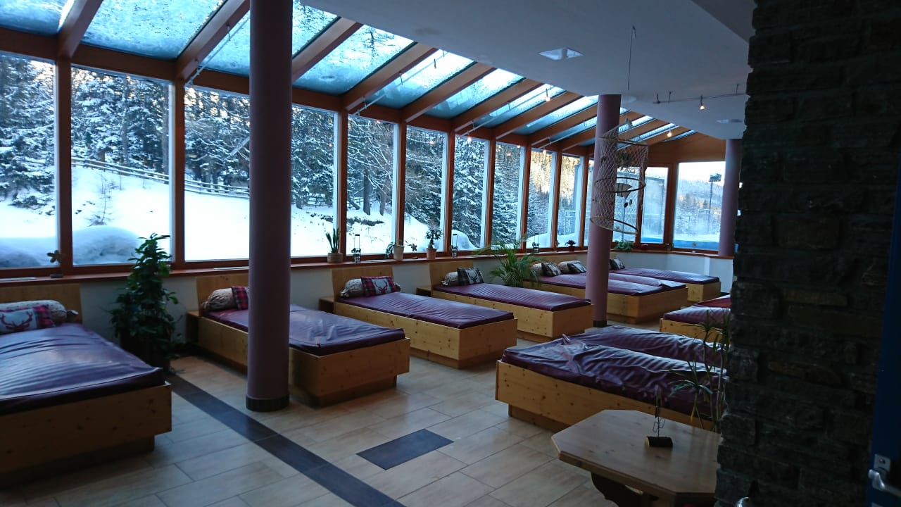 Ruhebereich mit Wasserbetten neben der Badelandschaft Familienhotel Hinteregger