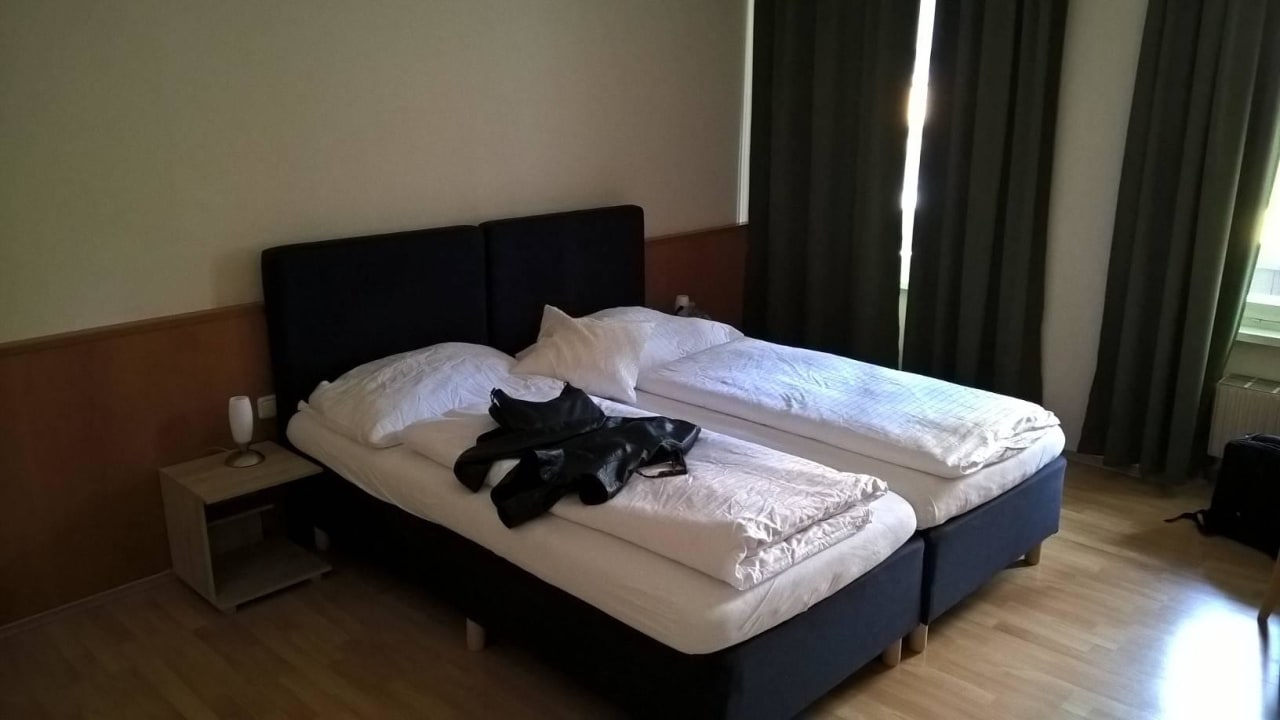 Das Bett ist sehr weich und rutscht auseinander Hotel Falken