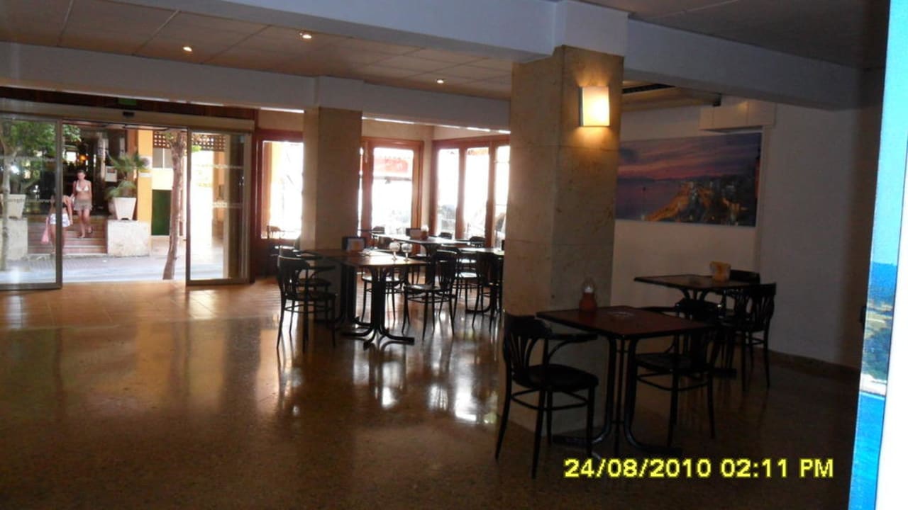 Stühle und Tische im Eingangsbereich Hotel Gracia