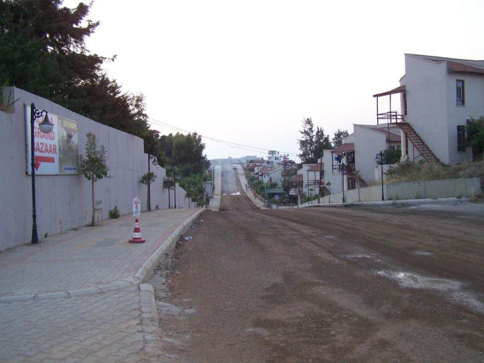 Die Zufahrtsstraße zum Gardenia Beach Hotel Gardenia Beach