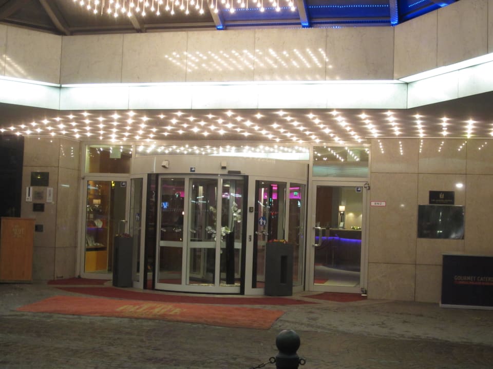Eingang bei Nacht Hotel Palace Berlin