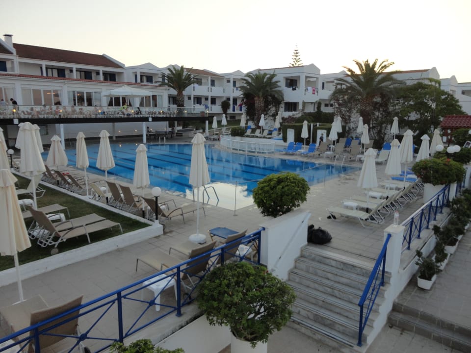 Poolbereich, links das Haupthaus AluaSoul Zakynthos - Adults only