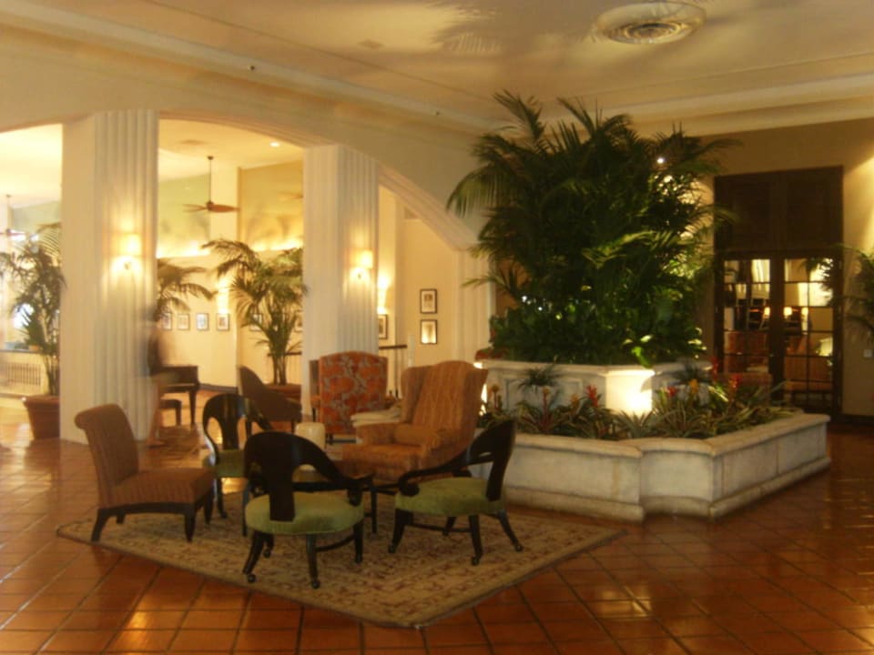 Sitzgruppe am Ende der Lobby The Palms Hotel & Spa