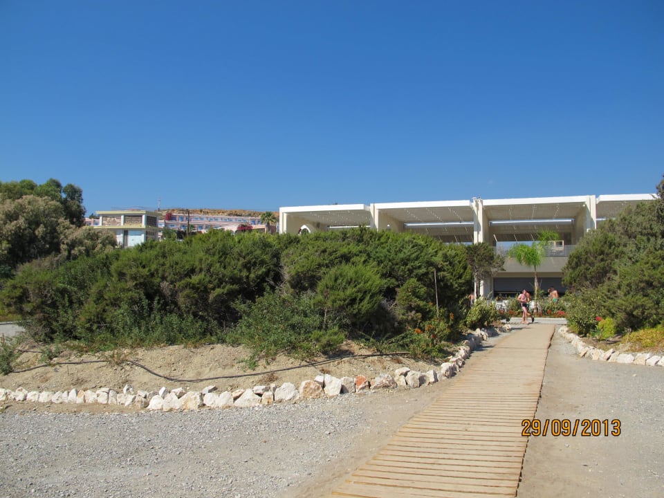 Zejście z plaży do Snack baru Princess Andriana Resort & Spa