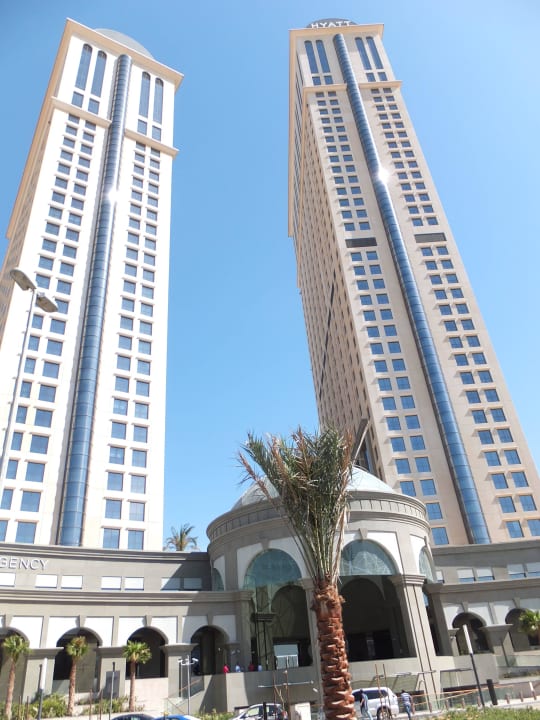 Blick von der Straße Hyatt Regency Dubai Creek Heights