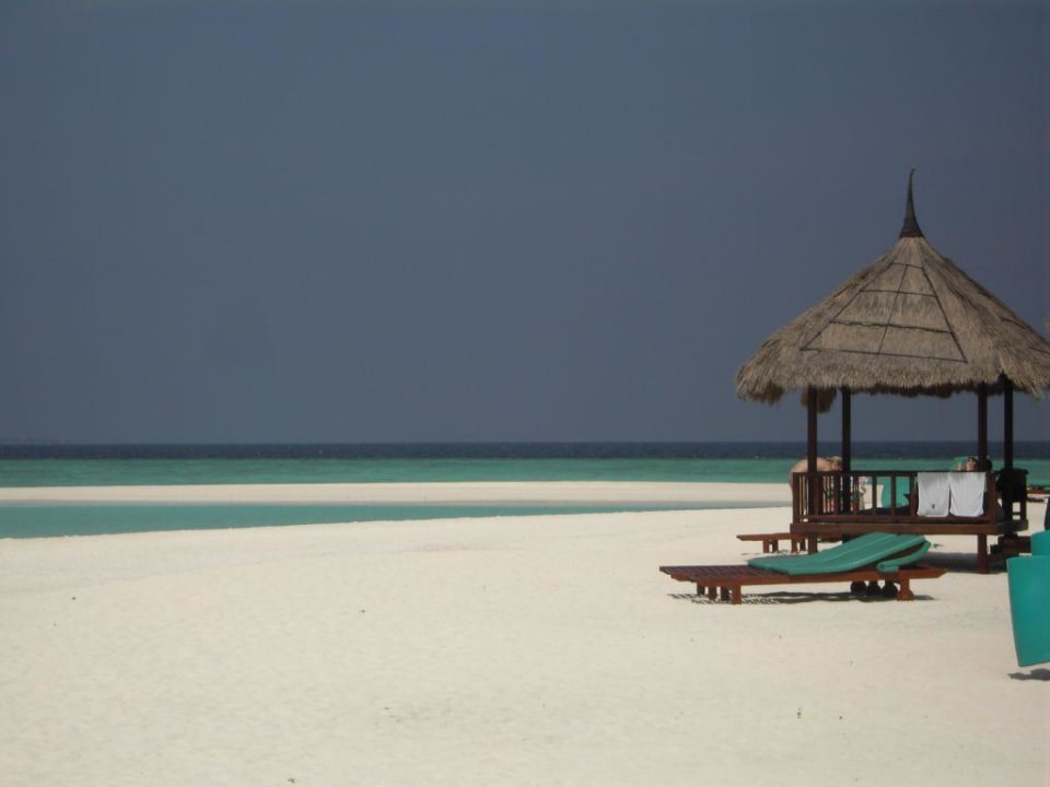 Schneeweisser Strand auf Banyan Tree Banyan Tree Vabbinfaru