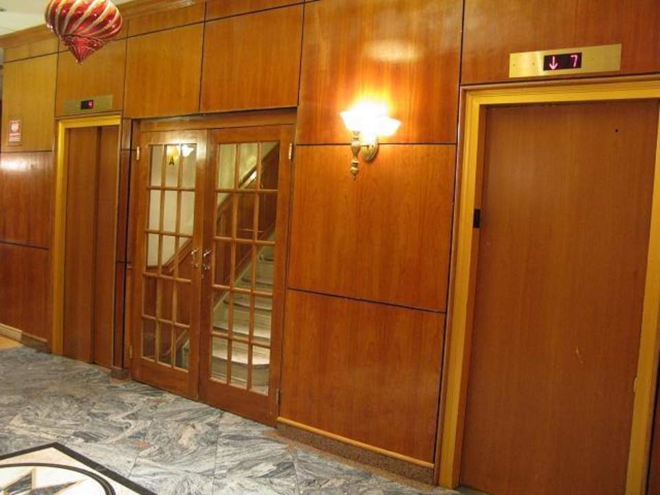 Die zwei Fahrstühle St. James Hotel