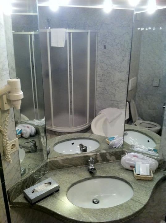 Schönes Bad mit viel Spiegel Business Resort Parkhotel Werth