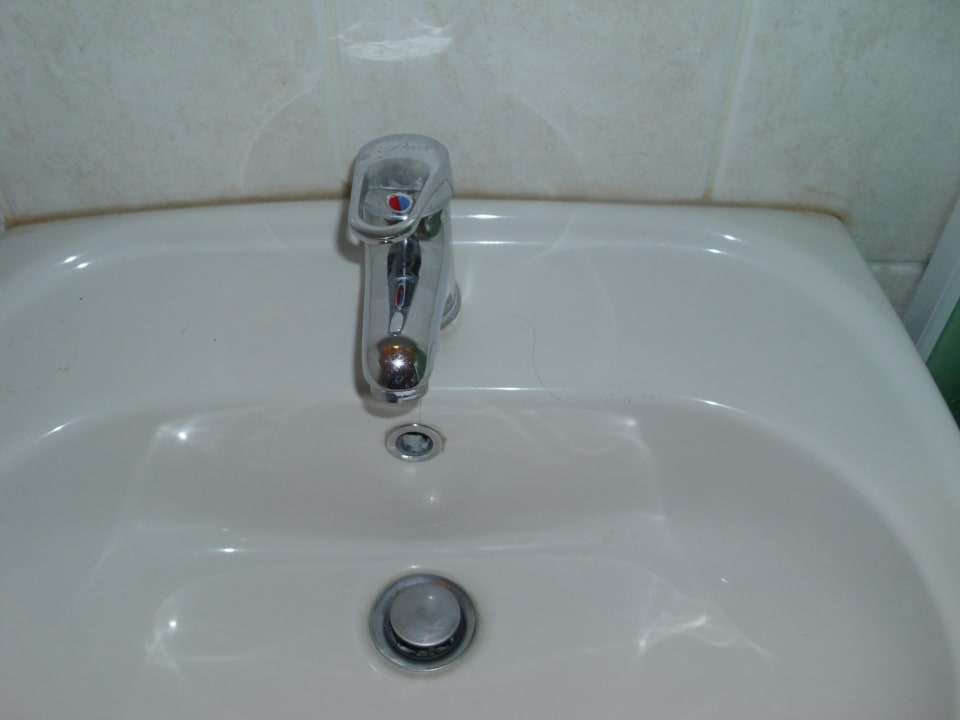 Waschbecken mit Haaren im ersten Zimmer ananea Kos