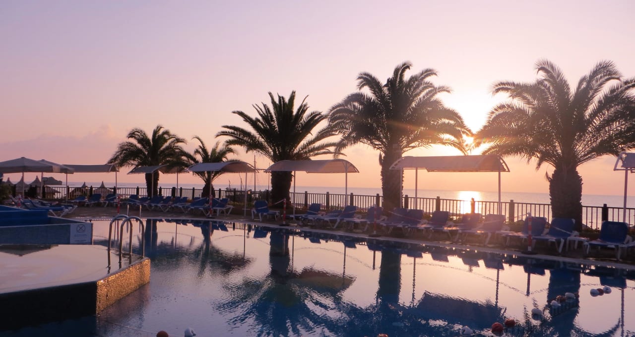Sonnenaufgang am Poolanlage Pirate's Beach Club