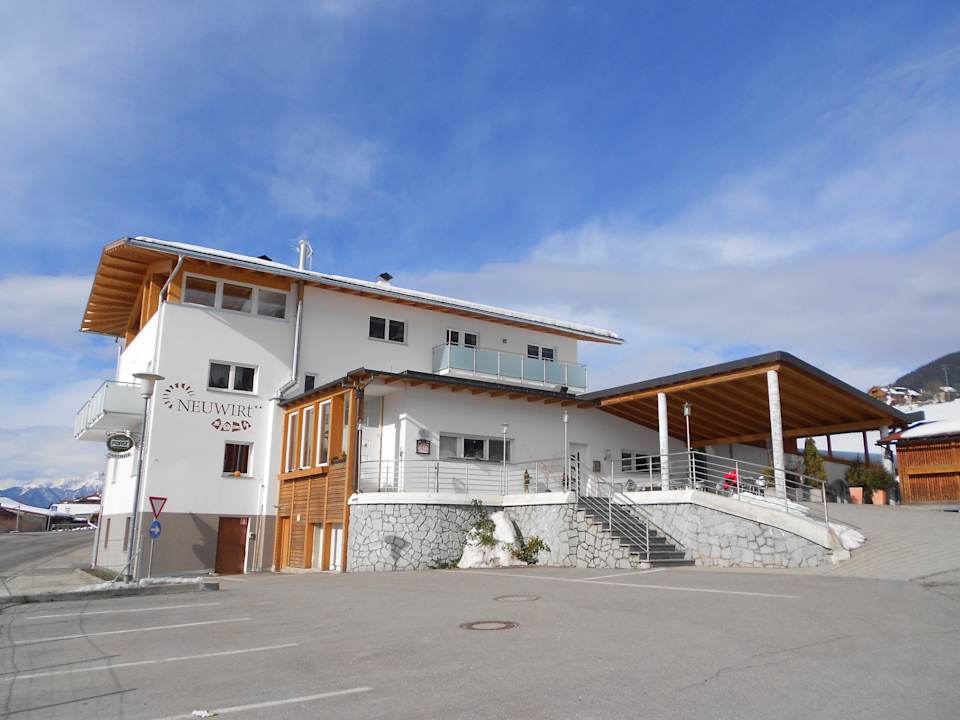 Haus Neuwirt vom eigenen Parkplatz aus gesehen Gasthof Neuwirt