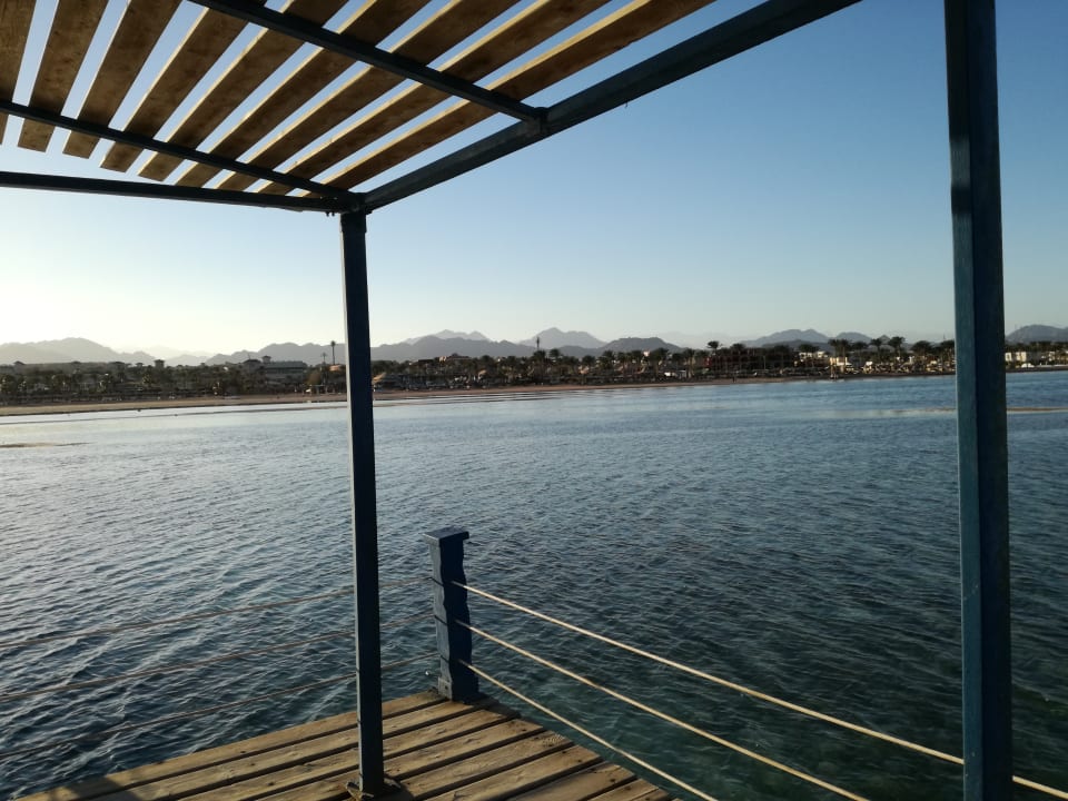 Blick vom Steg aus zum Strand Coral Sea Holiday Village