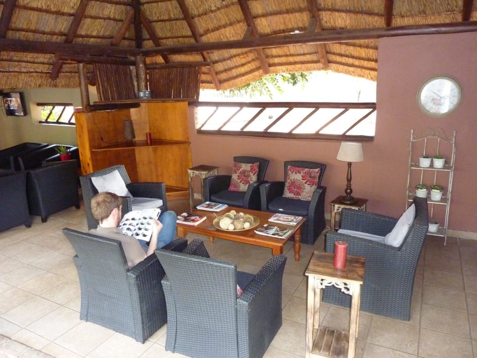 Sitzbereich zwischen Bar und Pool Picassos Guesthouse