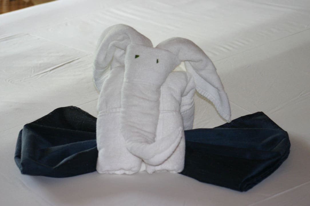 Jeden Tag ein Kunstwerk auf dem Bett Veranda Pointe aux Biches Hotel